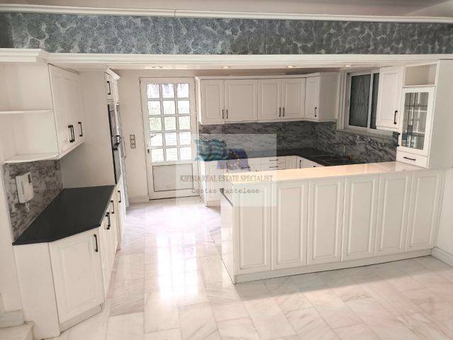 RAISED GROUND FLOOR: KITCHEN