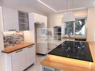 1ST FLOOR: OPEN PLAN KITCHEN