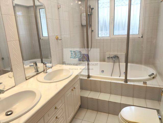 RAISED GROUND FLOOR: MASTER BATHROOM