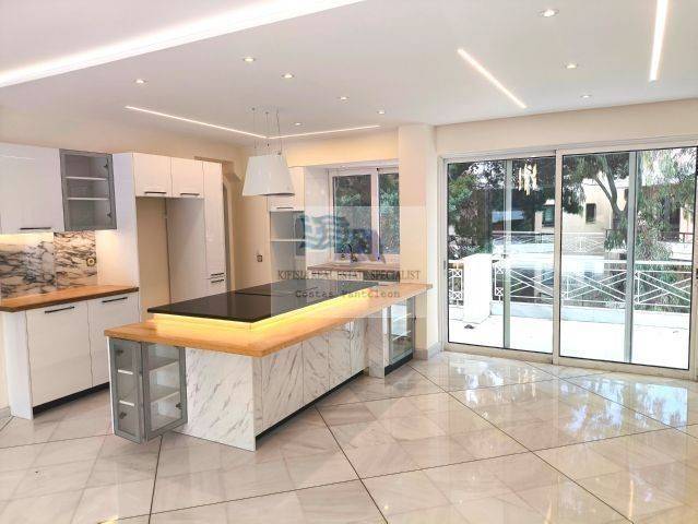 1ST FLOOR: OPEN PLAN KITCHEN