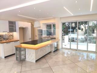 1ST FLOOR: OPEN PLAN KITCHEN