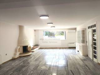 SEMI-BASEMENT: LIVING ROOM