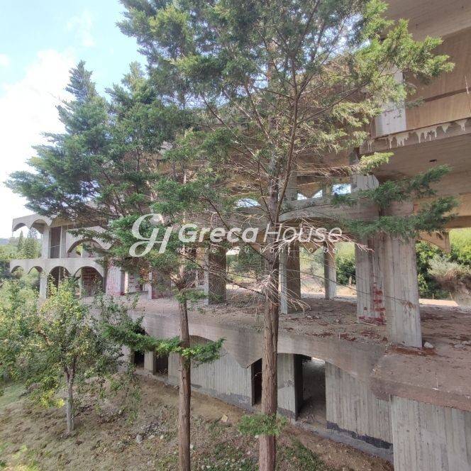 Ημιτελές ξενοδοχείο με απεριόριστη θέα στη θάλασσα