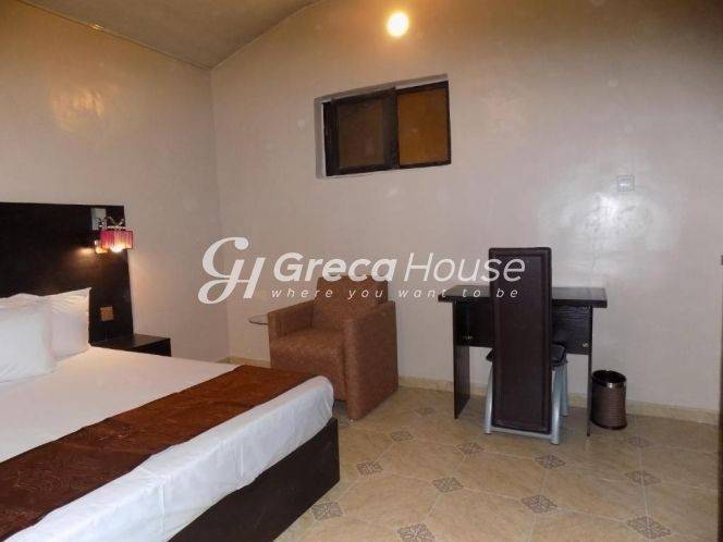 Ξενοδοχείο στο Κέντρο Λουτρακίου, 30 μ. από τη Θάλασσα 