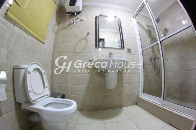 Ξενοδοχείο στο Κέντρο Λουτρακίου, 30 μ. από τη Θάλασσα 