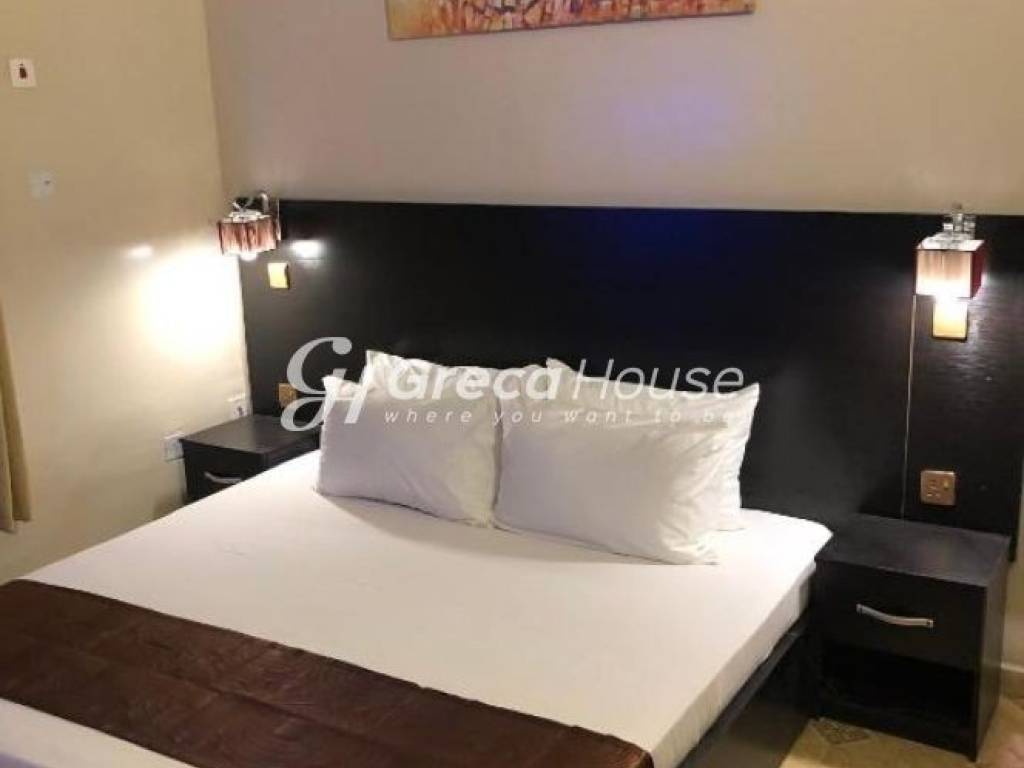 Ξενοδοχείο στο Κέντρο Λουτρακίου, 30 μ. από τη Θάλασσα 