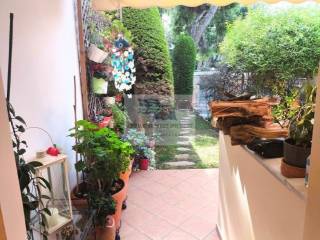 FRONT PRIVATE GARDEN