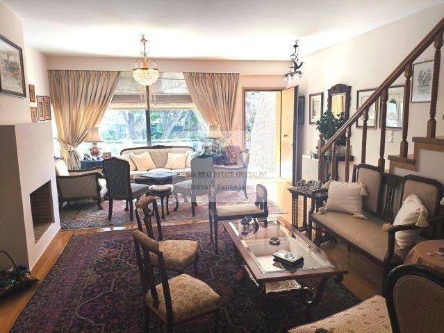 LIVING ROOM - ENTRANCE