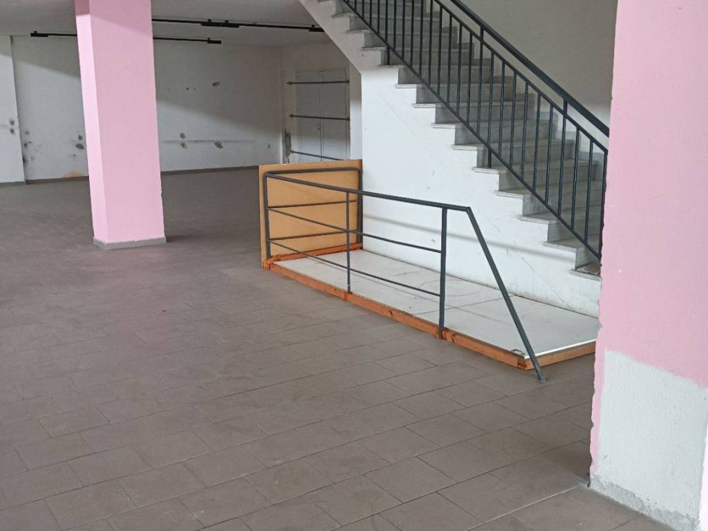 ΕΣΩΤΕΡΙΚΟΣ ΧΩΡΟΣ ΚΑΤΑΣΤΗΜΑΤΟΣ ΜΕ ΣΚΑΛΑ ΠΟΥ ΟΔΗΓΕΙ ΣΤΟ ΠΑΤΑΡΙ