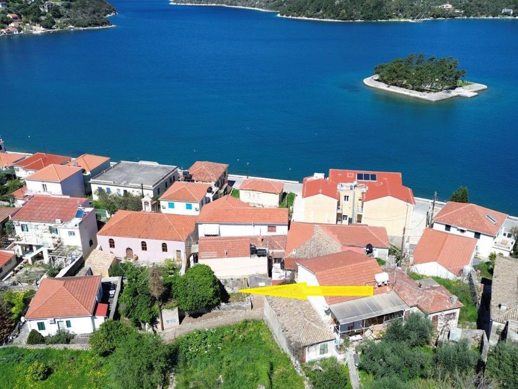 Aerial view and location of the property