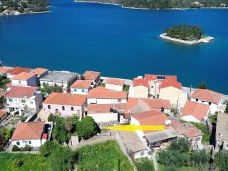 Aerial view and location of the property