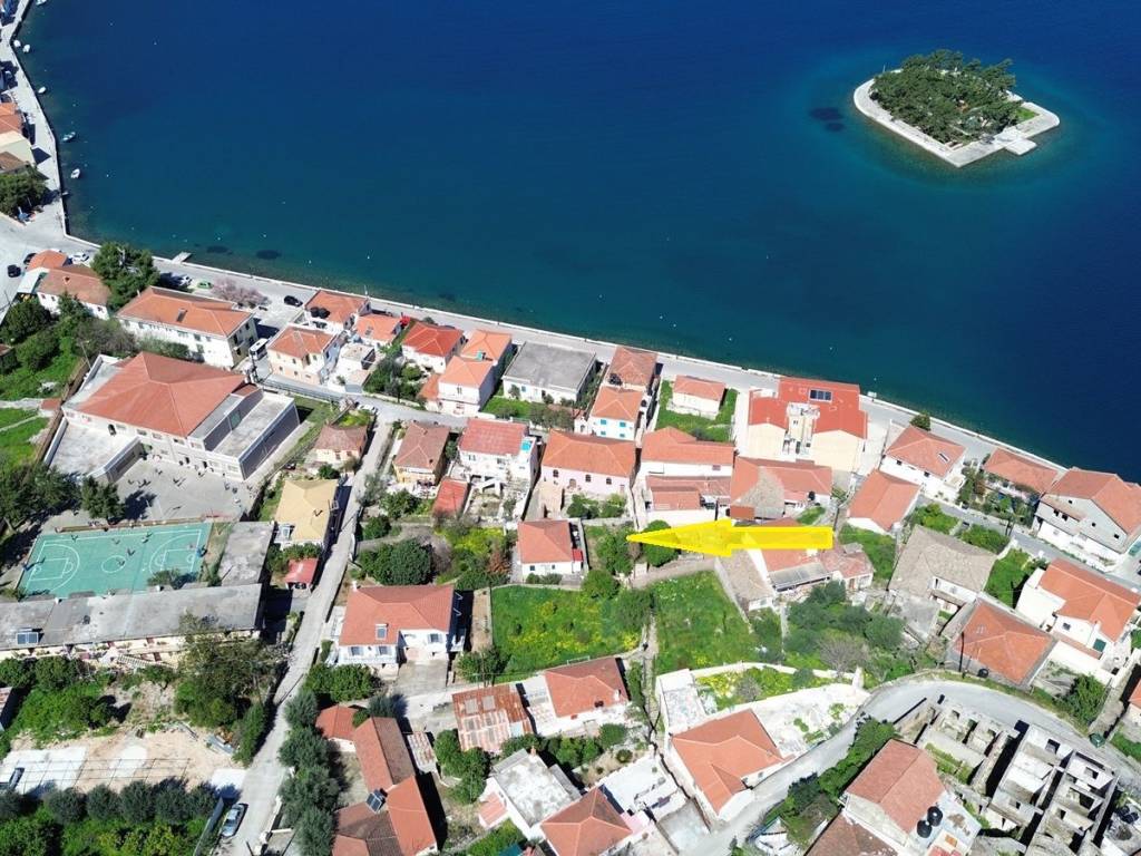 Aerial view and location of the property