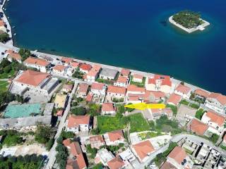 Aerial view and location of the property