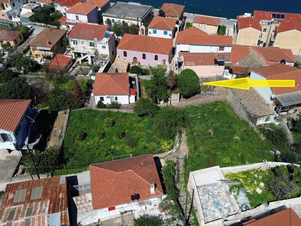 Aerial view and location of the property