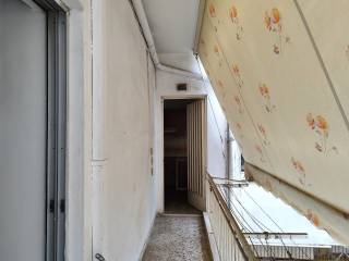 TO MPALKONI APO TEN PLEYRA TES KOYZINAS