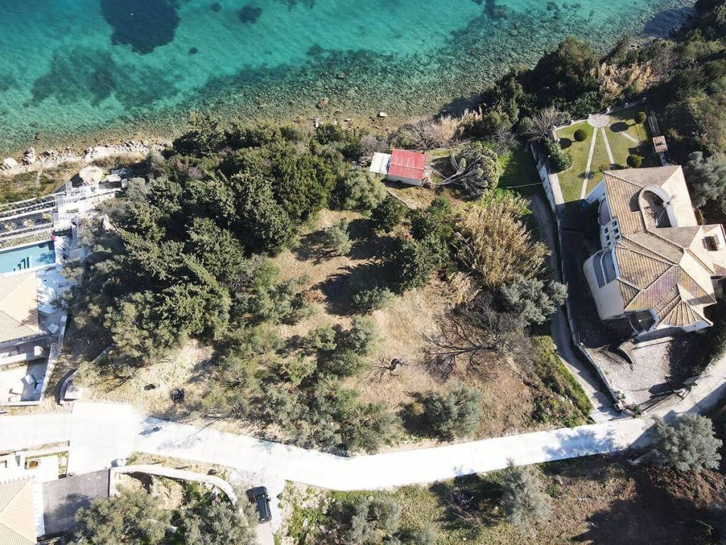 Το παραθαλάσσιο οικόπεδο από ψηλά