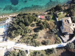 Το παραθαλάσσιο οικόπεδο από ψηλά