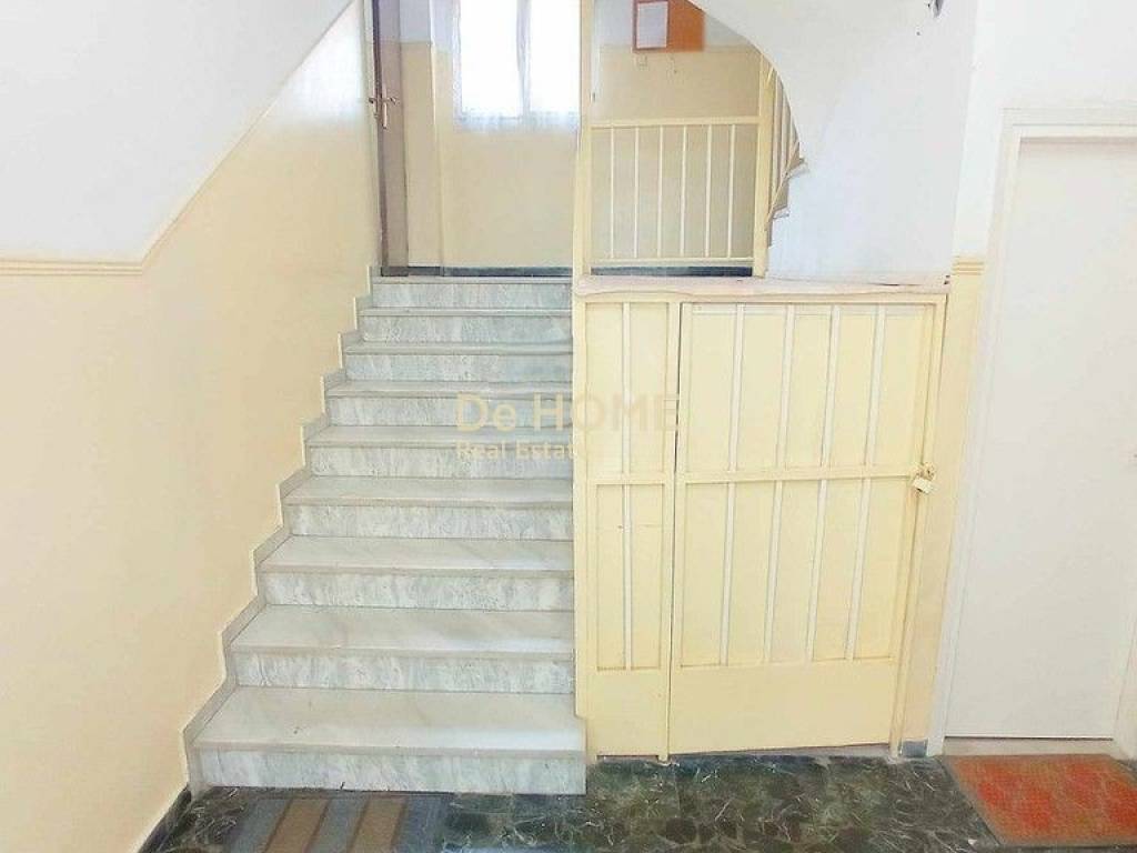 εισοδος πολυκατοικιας