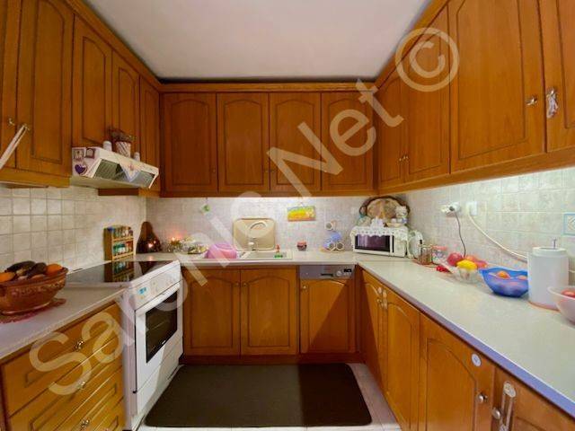 Fully fitted kitchen, plenty of units and all appliances.