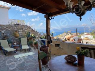 Fixed cover over dining area on the mid-level terrace