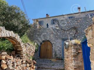 Independent street access to ground floor through arch door