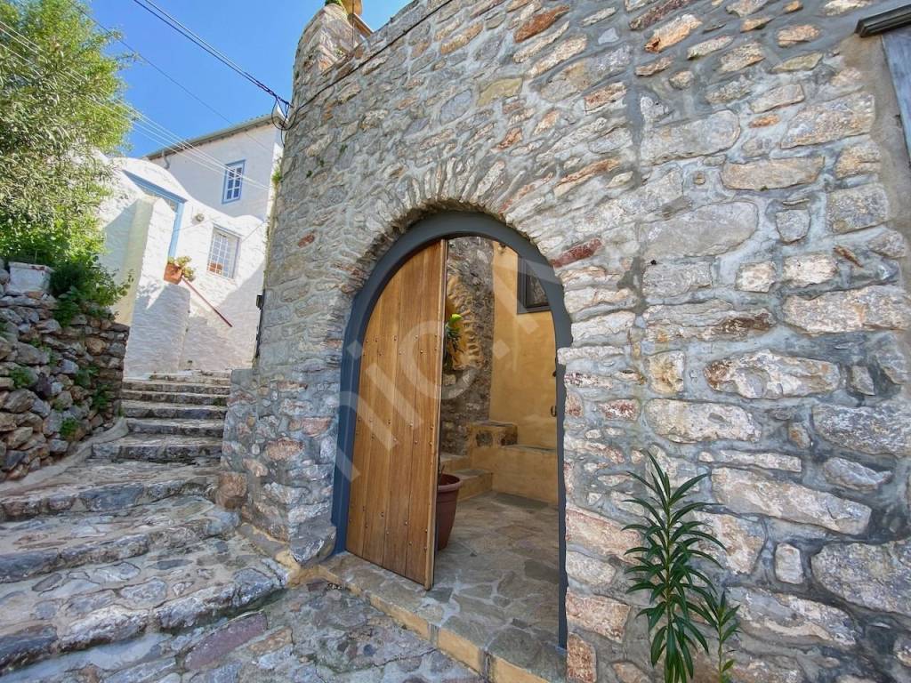 Arch door to gnd floor courtyard, guest bedsit and work room