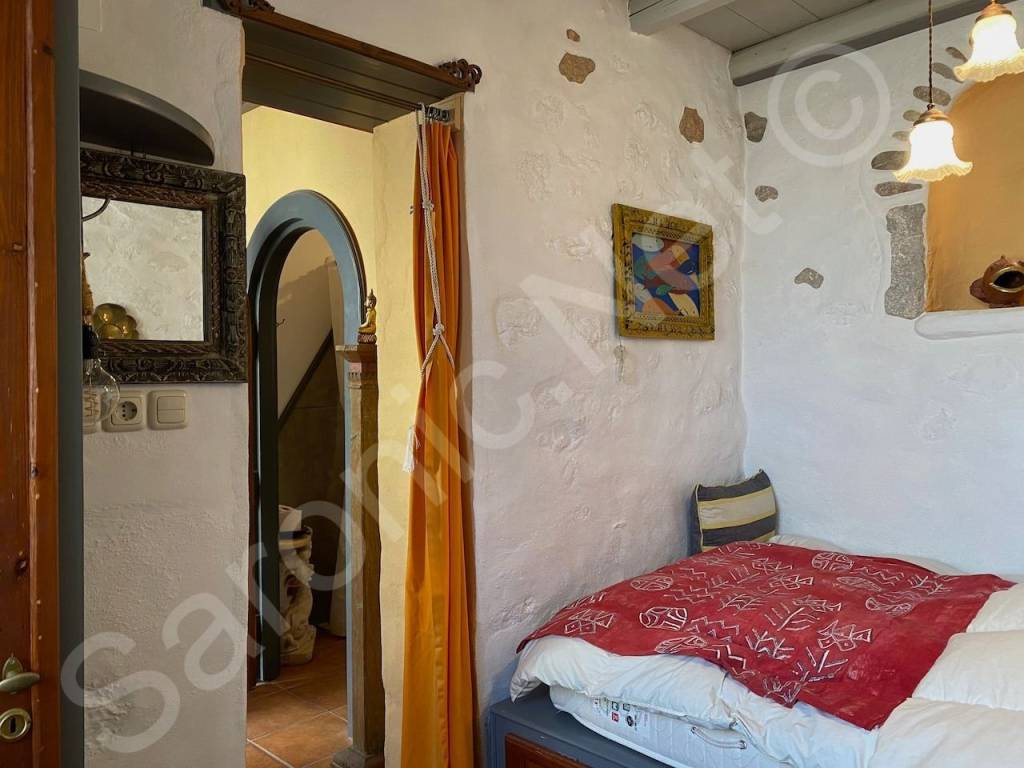 Bedsit through to kitchenette and shower room