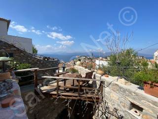 Sundeck for sunset views is over the ground floor couryard