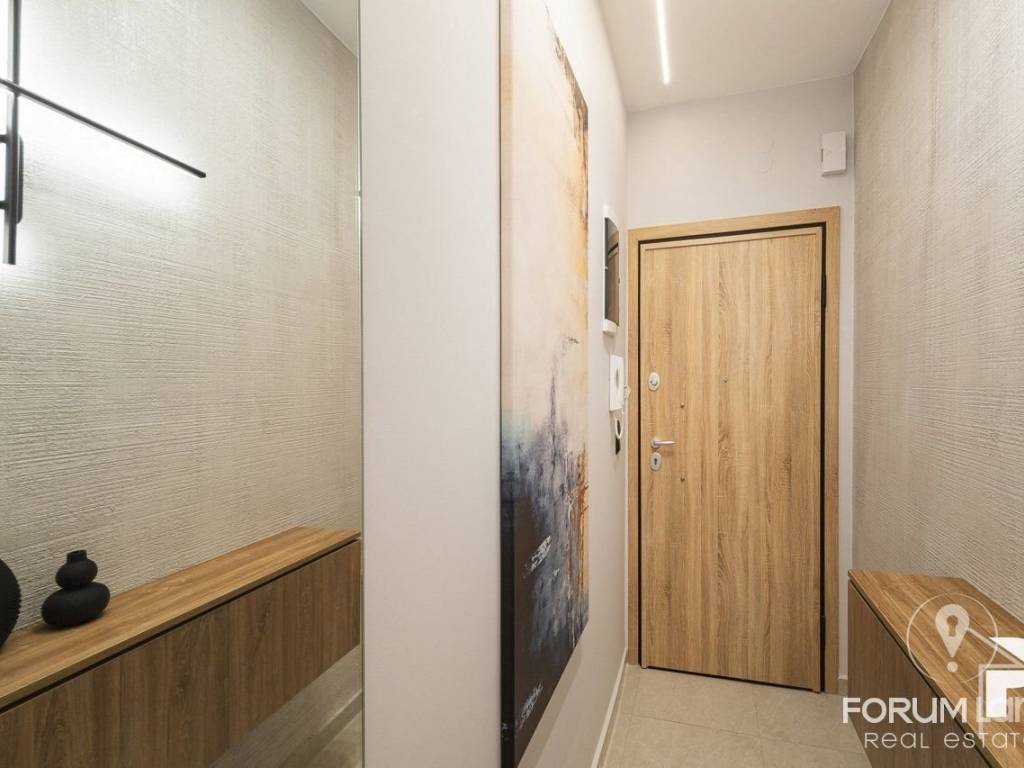 Forumland Real Estate, Είσοδος