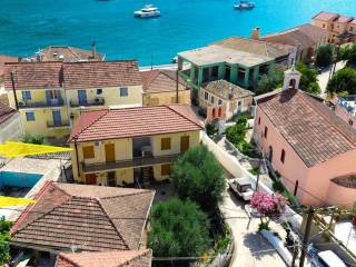 Aerial view and location of the detached houses