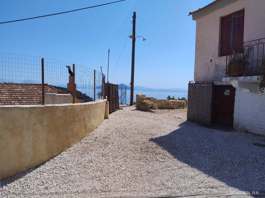 Access of land with building license for sale