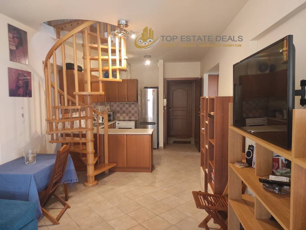 Είσοδος οικίας,κουζίνα,έπιπλα,τηλεόραση,ξύλ. κλιμακοστάσιο