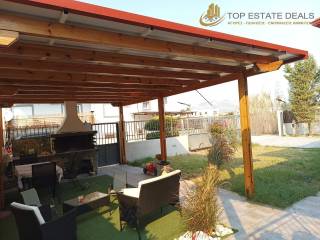 σκεπαστή εξωτερική τραπεζαρία-χτιστό bbq ,γκαζόν,