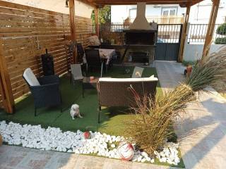 Εξωτερική θύρα πεζών ,τραπεζαρία έξω ,χτιστό bbq,διάδρομοι