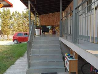 είσοδος για οικία-σκεπαστή βεράντα