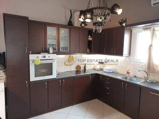 κουζίνα συνεχόμενη με σαλόνι - καθιστικό