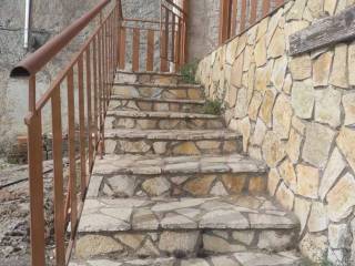 Είσοδος στο ισόγειο τμήμα της μεζονέτας