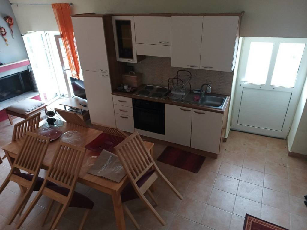 Είσοδος,κουζίνα,τραπεζαρία,τζάκι ,μπαλκονόπορτα