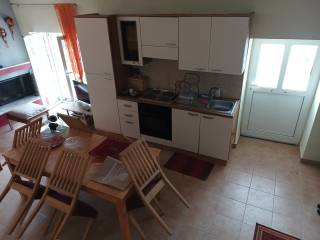 Είσοδος,κουζίνα,τραπεζαρία,τζάκι ,μπαλκονόπορτα