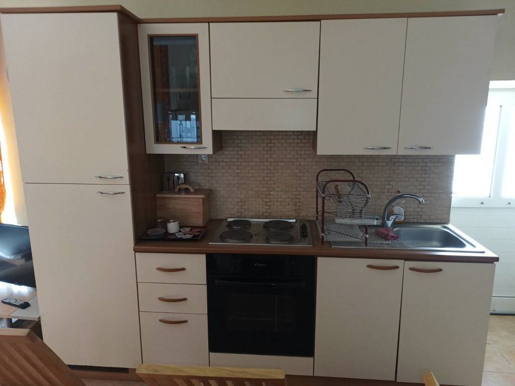 ηλ.κουζίνα ,ψυγείο ,ντουλάπια,νεροχύτης,σκεύη