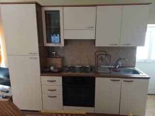 ηλ.κουζίνα ,ψυγείο ,ντουλάπια,νεροχύτης,σκεύη