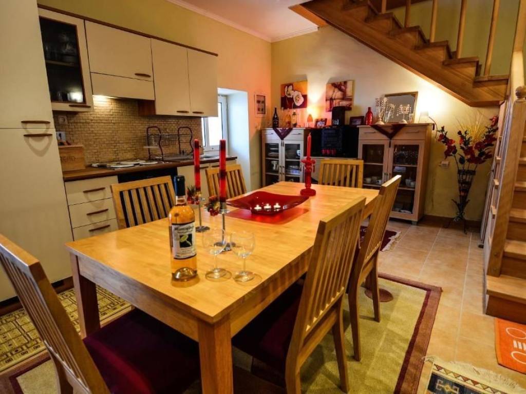 Είσοδος οικίας -κουζίνα-τραπεζαρία-έπιπλα-κλιμακοστάσιο