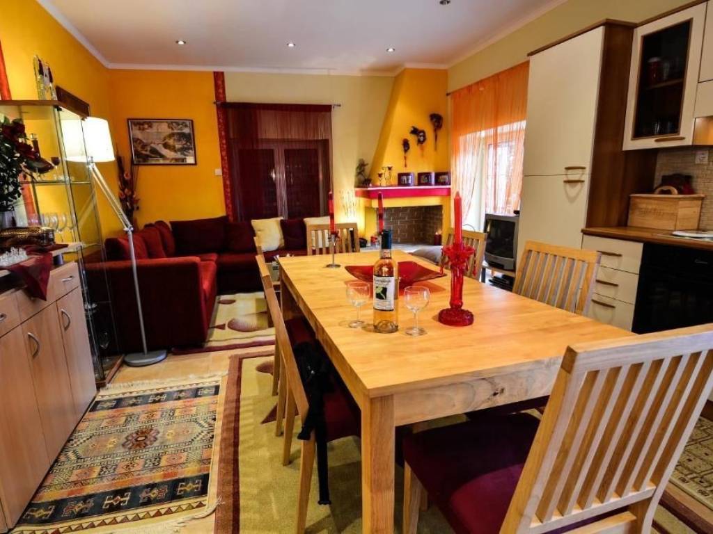 τραπεζαρία,κουζίνα,σαλόνι,τζάκι,μπαλκονόπορτα