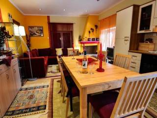 τραπεζαρία,κουζίνα,σαλόνι,τζάκι,μπαλκονόπορτα