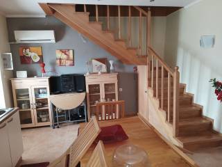 Επιπλα ,κλιμακοστάσιο ισογείου προς 1ο όροφο