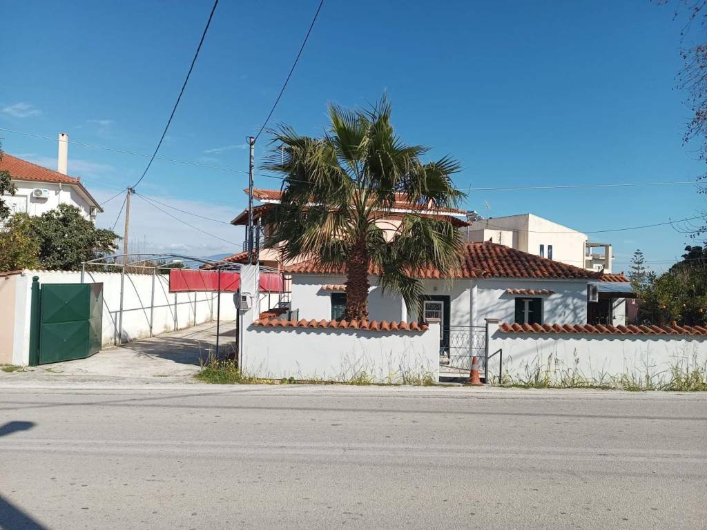 Apopse monokatoikias -gkaraz -eisodoy pezon epi toy dromoy