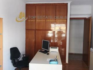 Άποψη δωματίου -ξύλινα πατώματα-ντουλάπες