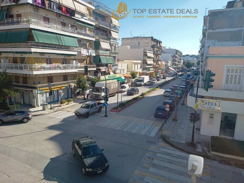 θέα διασταύρωσης από το μπαλκόνι