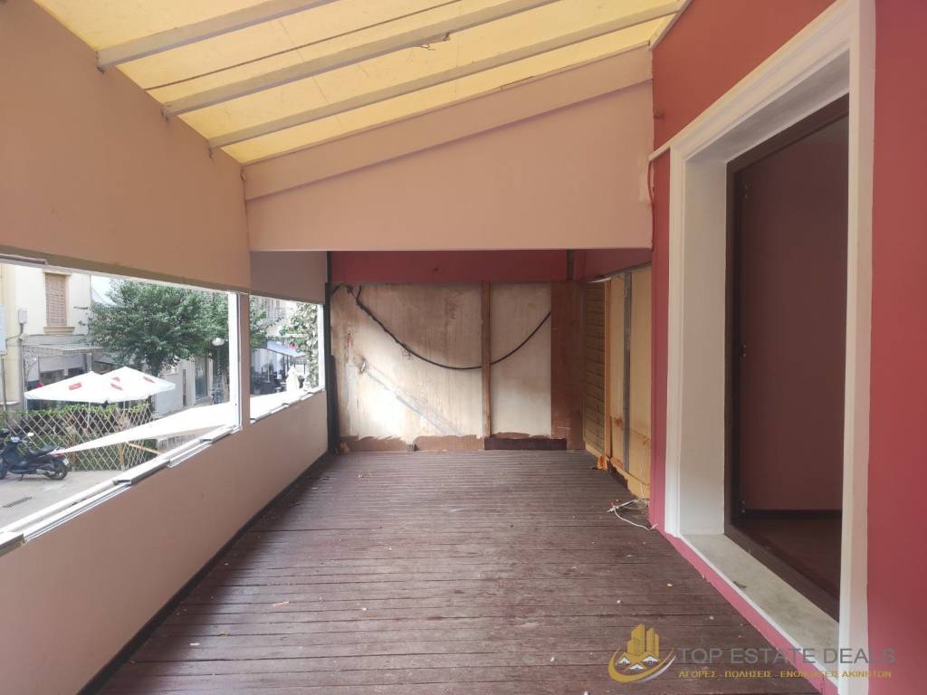 υπαίθριο μπαλκόνι επί του πεζόδρομου Κορίνθου