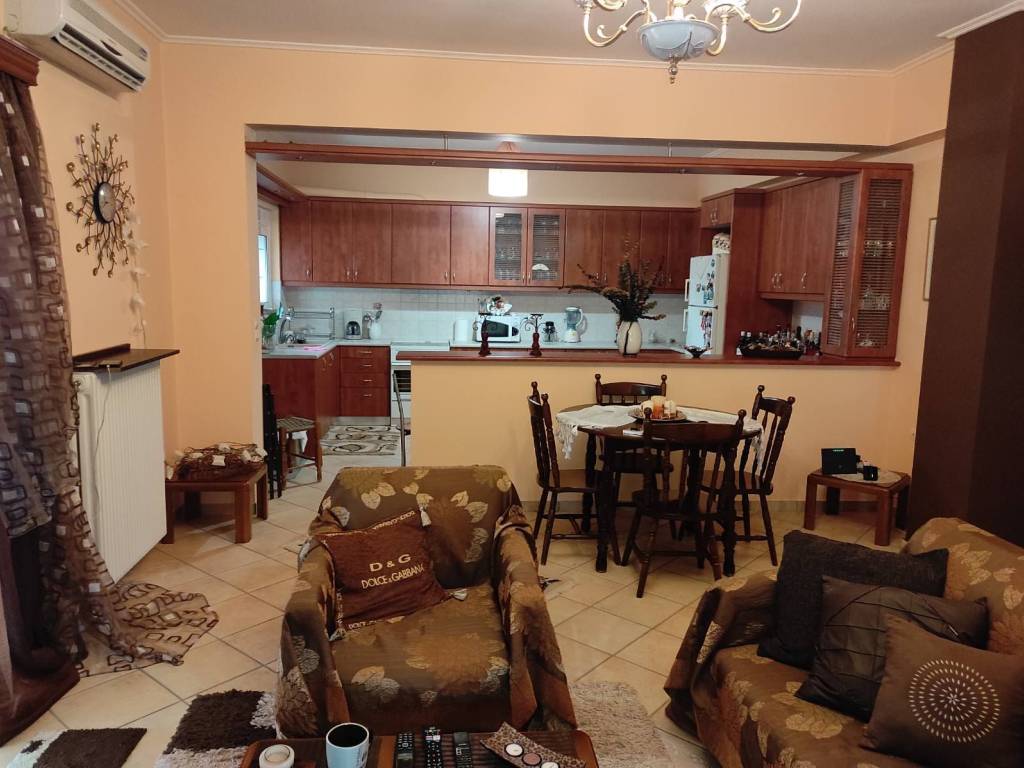 σαλοτραπεζαρία-κουζινα Ά ορόφου